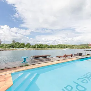 Отель Oyo 433 Iwp Wake Park & Майкао-Бич